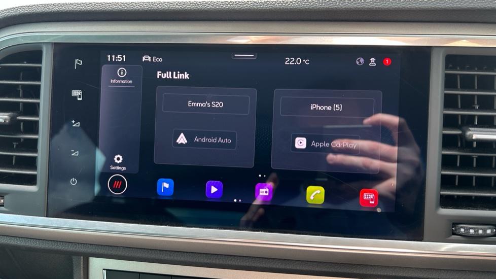 Apple Car Play & Android Auto