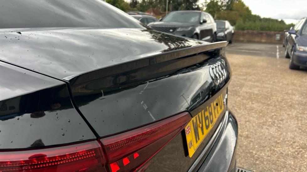 Rear lip spoiler