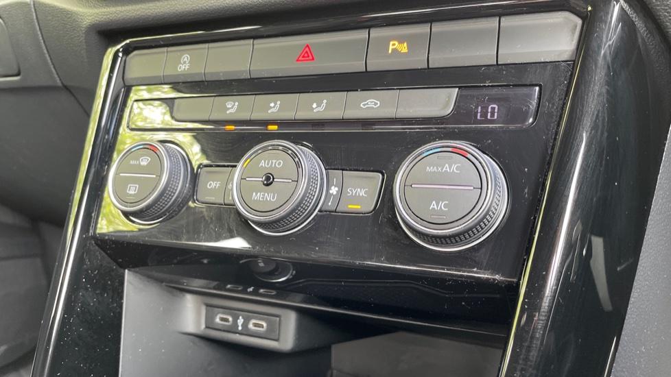 Dual Zone Climate Control 