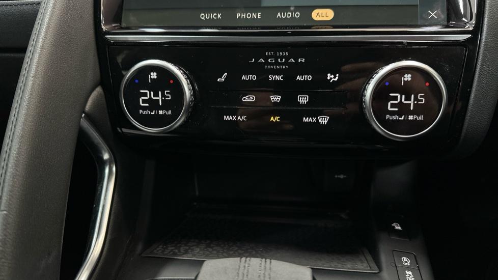 Dual Climate Control / Air Conditioning / Heated Seats