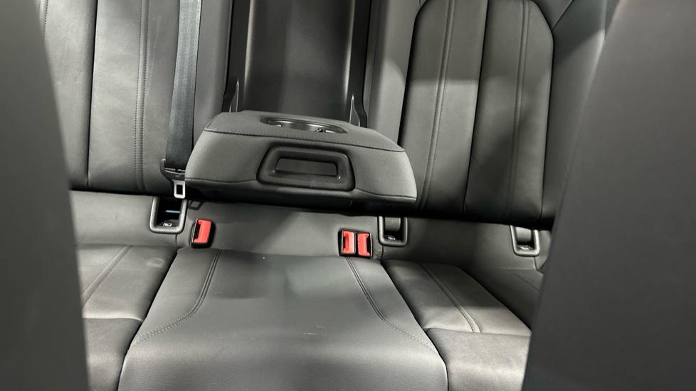 Rear Armrest/ Cup Holder