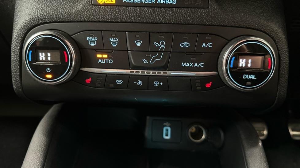 Air Conditioning /Dual Climate Control/Heated Seats 