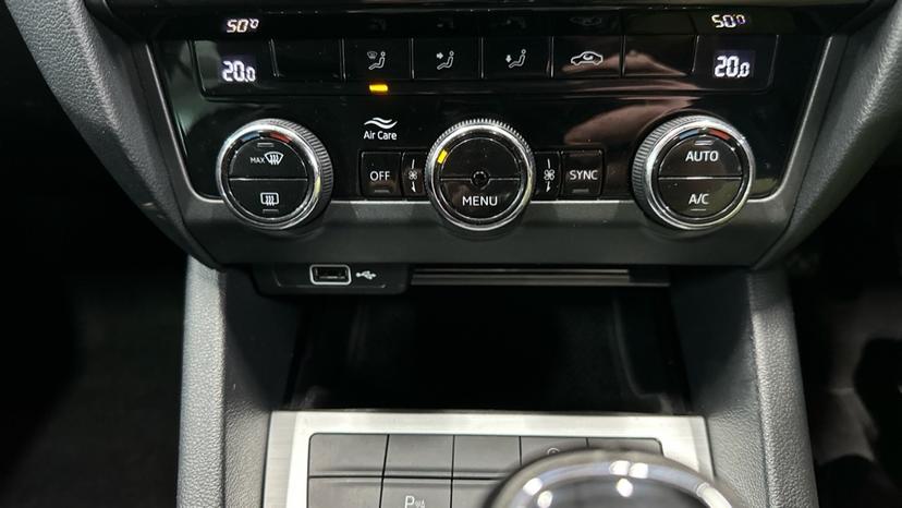 Dual Climate Control / Air Conditioning 