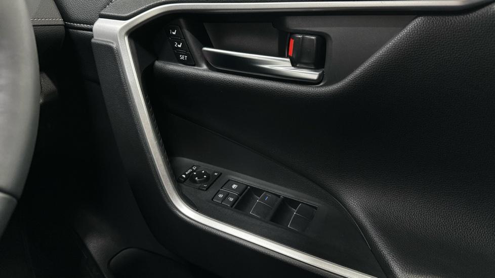 Electric Windows / Wing Mirrors / Memory seats 