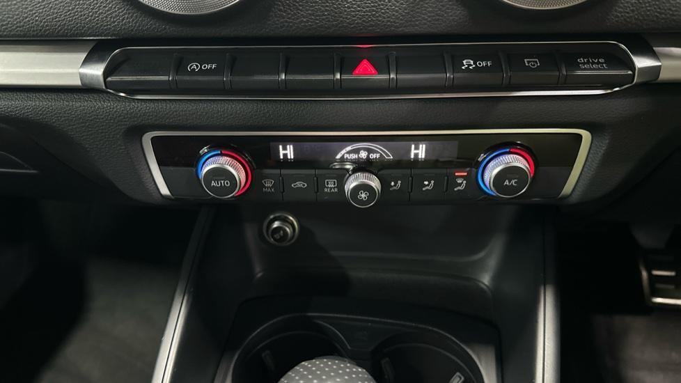 Dual Climate Control / Air Conditioning /  Auto Stop Start 