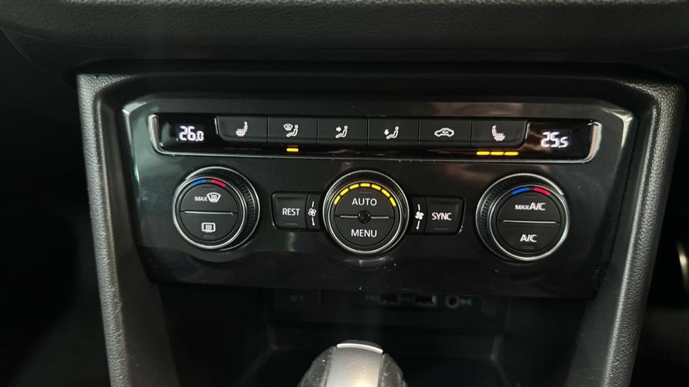 Air Conditioning /Dual Climate Control/Heated Seats 