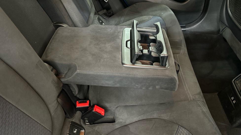 Rear Armrest/ Cup Holder