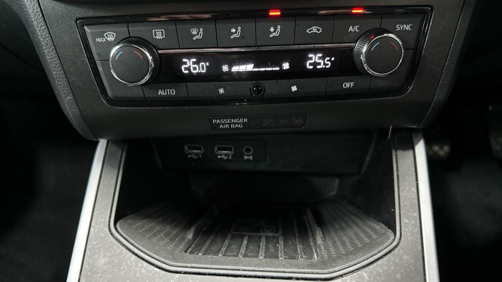 Air Conditioning /Dual Climate Control/Wireless Charging 