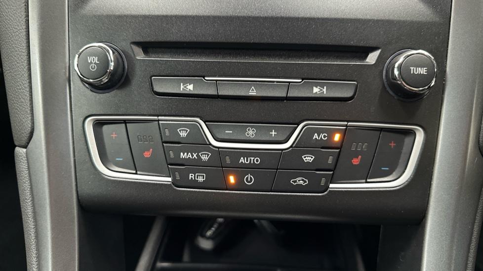 Air Conditioning  /Dual Climate Control /Heated Seats 