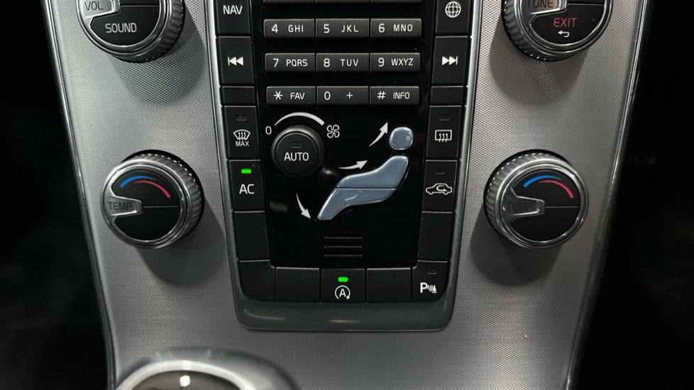 Dual Climate Control / Air Conditioning  / Auto Stop Start 