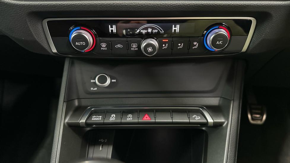 Dual Climate Control / Air Conditioning / Auto Stop Start 