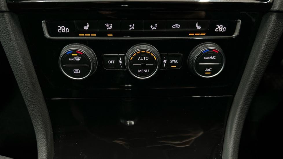 Air Conditioning /Dual Climate Control/Heated Seats 