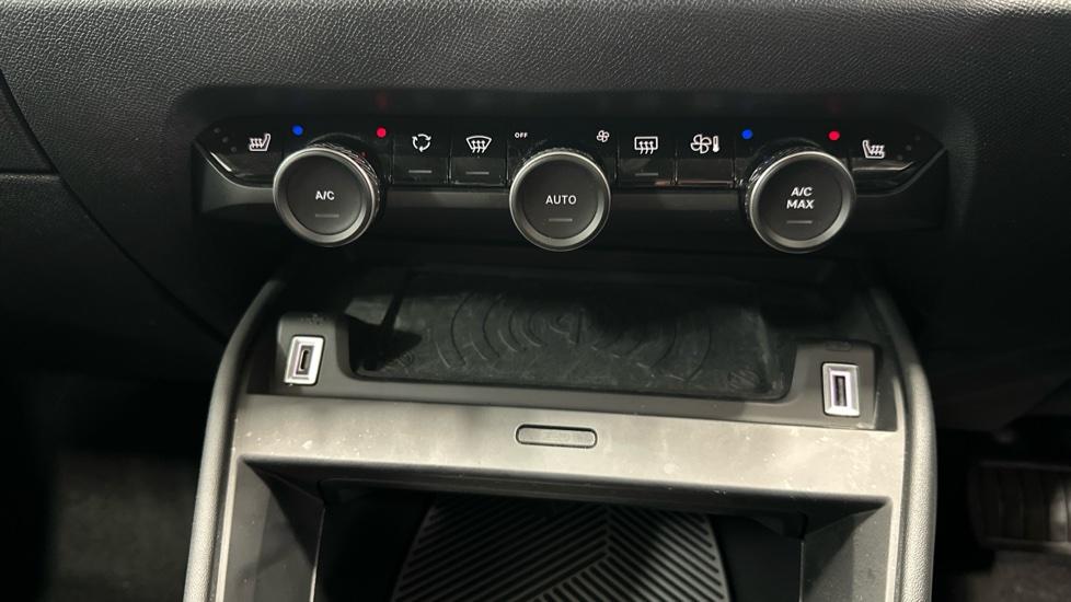 Dual Climate Control / Air Conditioning / Heated Seats