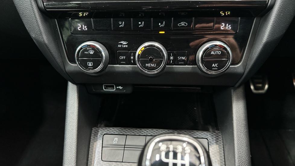 Dual Climate Control  / Air Conditioning 