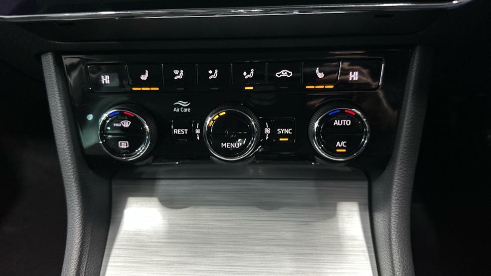 Dual Climate Control / Air Conditioning  / Heated Seats 