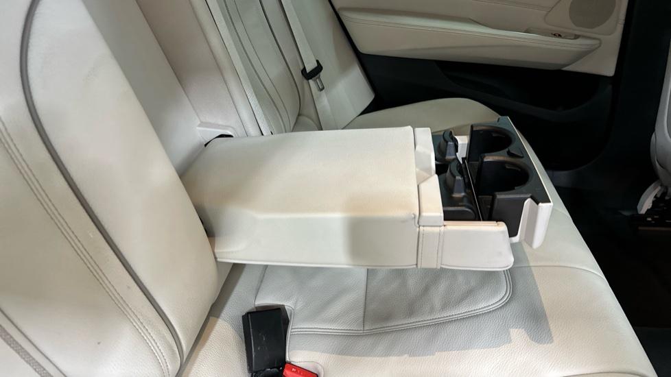 Rear Armrest/ Cup Holder