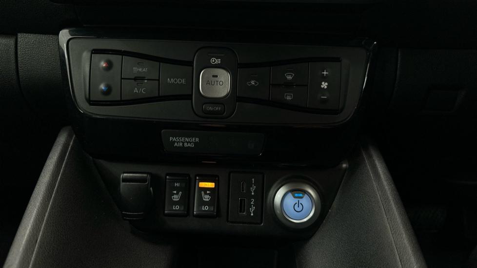 Air Conditioning / Heated Seats 