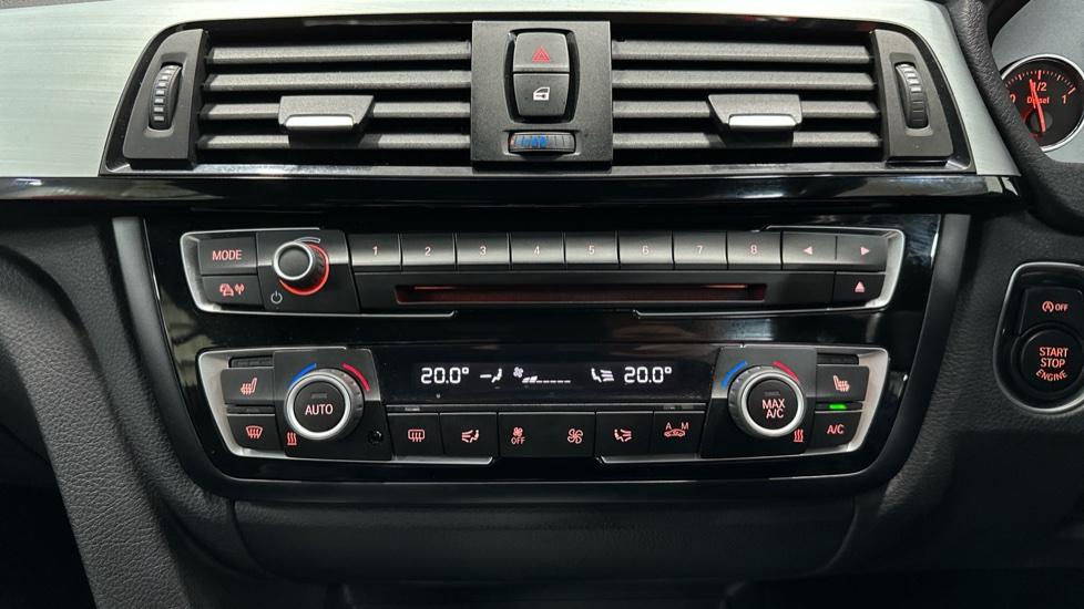 Dual Climate Control / Air Conditioning / Heated Seats