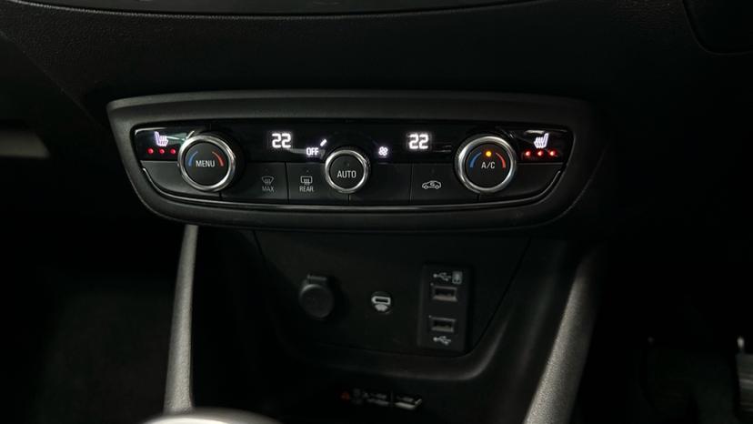 Dual Climate Control / Air Conditioning  / Heated Seat 