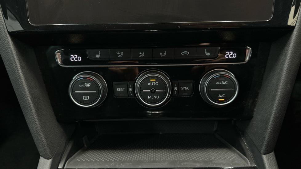 Air Conditioning / Dual Climate Control/ Heated Seats 