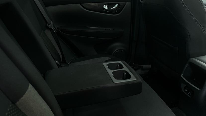 Rear Armrest/ Cup Holder