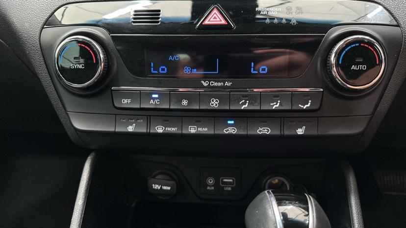 Dual Climate Control / Air Conditioning / Heated Seats