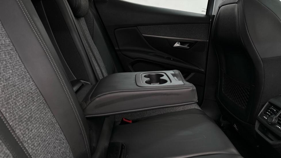 Rear Armrest/ Cup Holder