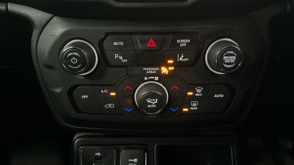 Air Conditioning /Dual Climate Control/Lane Assist 