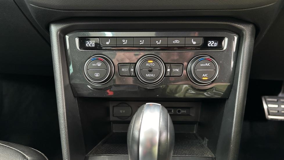 Dual Climate Control / Air Conditioning / Heated Seats 