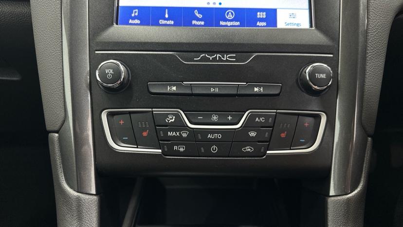 Air Conditioning /Dual Climate Control/Heated Seats