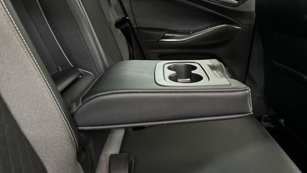 Rear Armrest/ Cup Holder