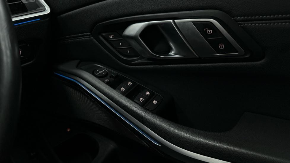 Electric Windows / Wing Mirrors / Ambient Lighting / Memory seats 