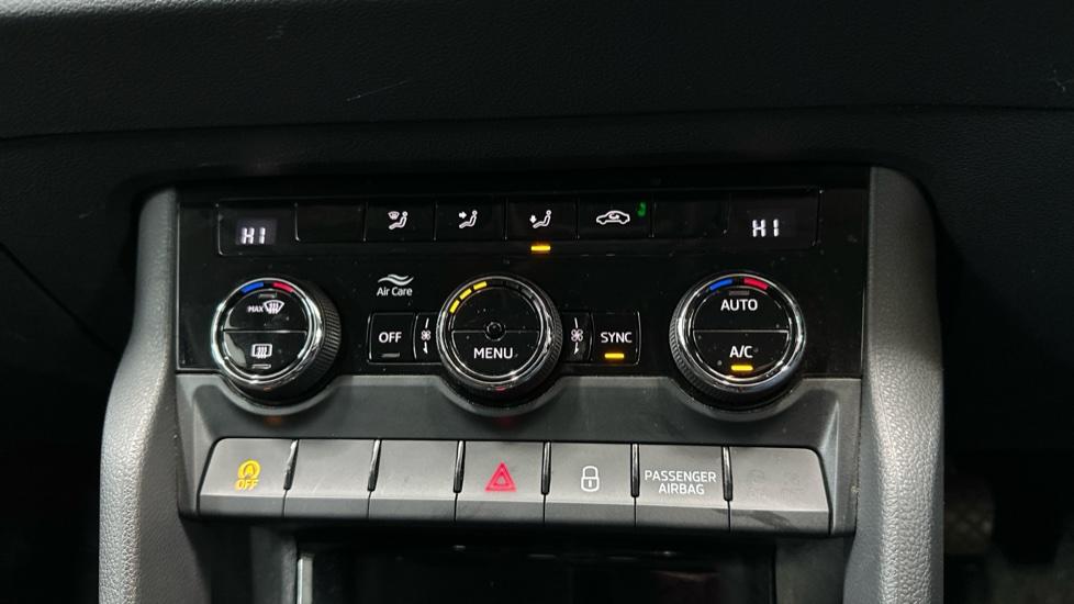 Dual Climate Control / Air Conditioning  / Auto Stop Start 