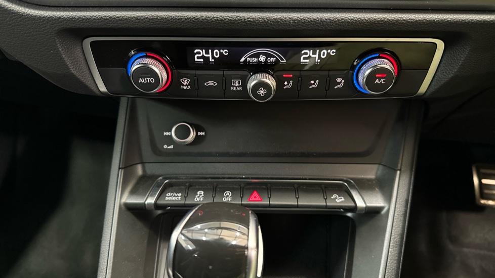 Dual Climate Control / Air Conditioning / Auto Stop Start 