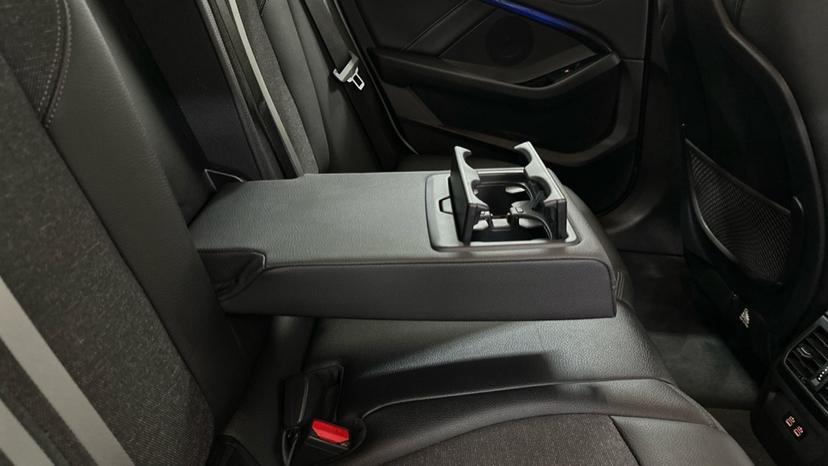 Rear Armrest/ Cup Holder