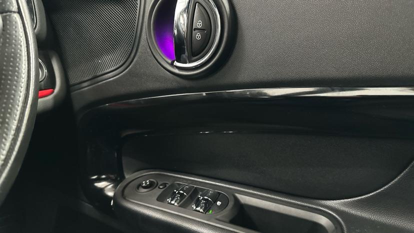 Electric Windows / Wing Mirrors / Ambient Lighting 