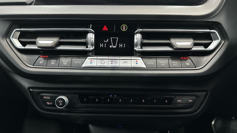 Dual Climate Control / Air Conditioning  / Heated Seats 