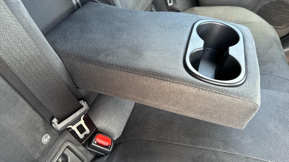 Rear Armrest/ Cup Holder