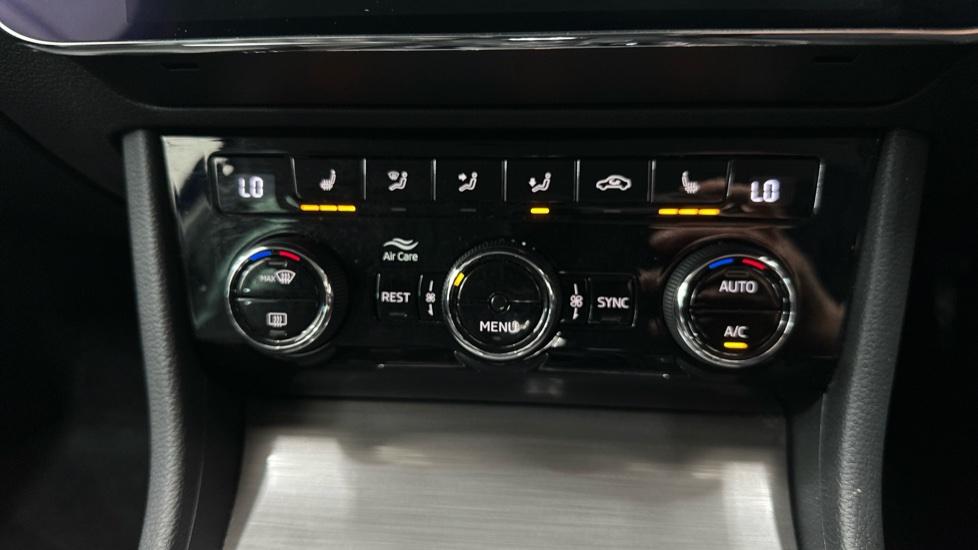 Dual Climate Control / Air Conditioning  / Heated Seats 