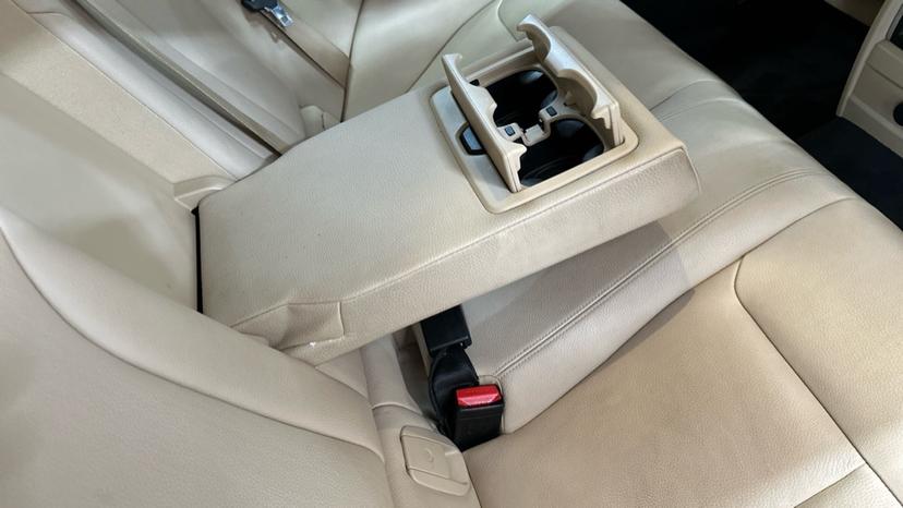 Rear Armrest/ Cup Holder