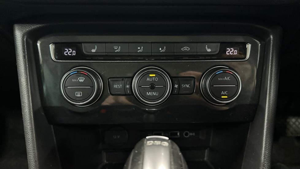 Air Conditioning  /Dual Climate Control /Heated Seats 