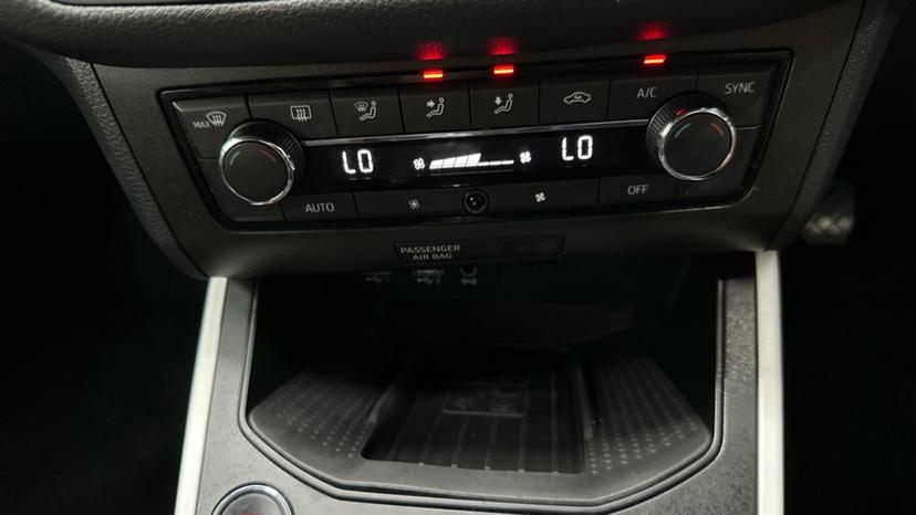 Air Conditioning /Dual Climate Control/Wireless Charging 
