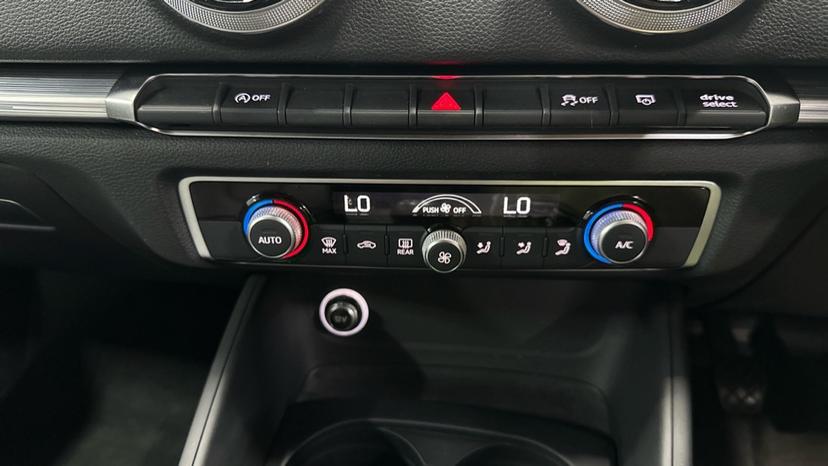 Dual Climate Control / Air Conditioning / Auto Stop Start  