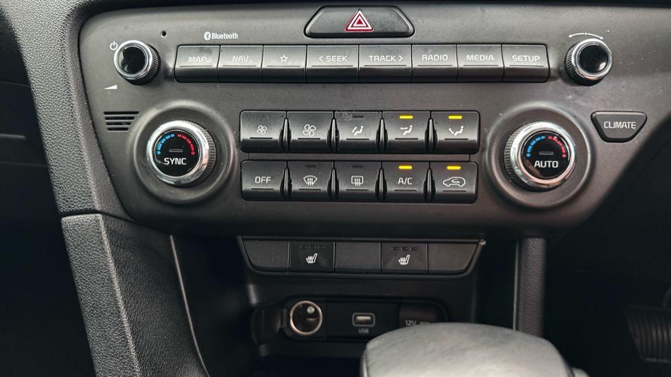 Dual Climate Control / Air Conditioning / Heated Seats