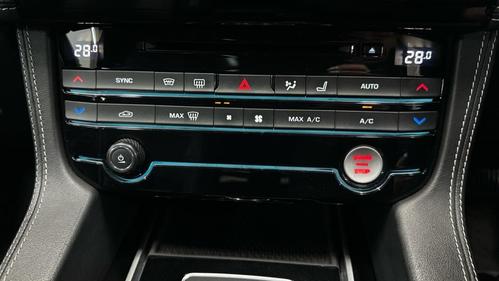 Dual Climate Control / Air Conditioning 