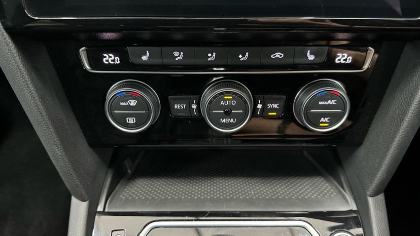 Air Conditioning /Dual Climate Control/Heated Seats 