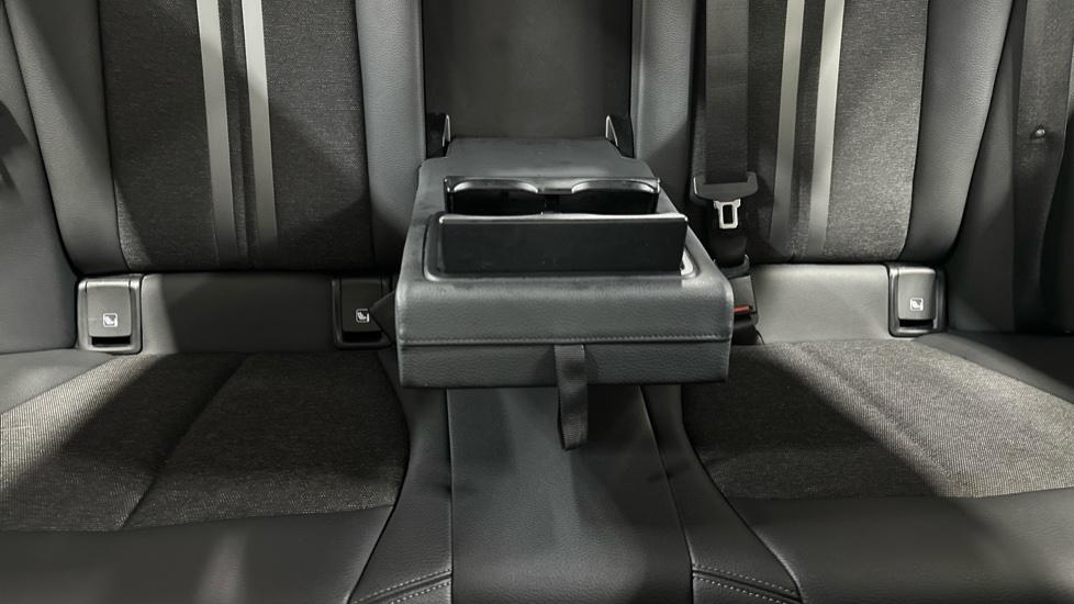 Rear Armrest/ Cup Holder