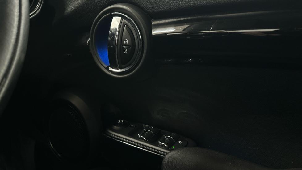 Electric Windows / Wing Mirrors / Ambient Lighting 