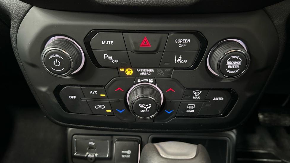 Air Conditioning /Dual Climate Control  /Lane Assist 