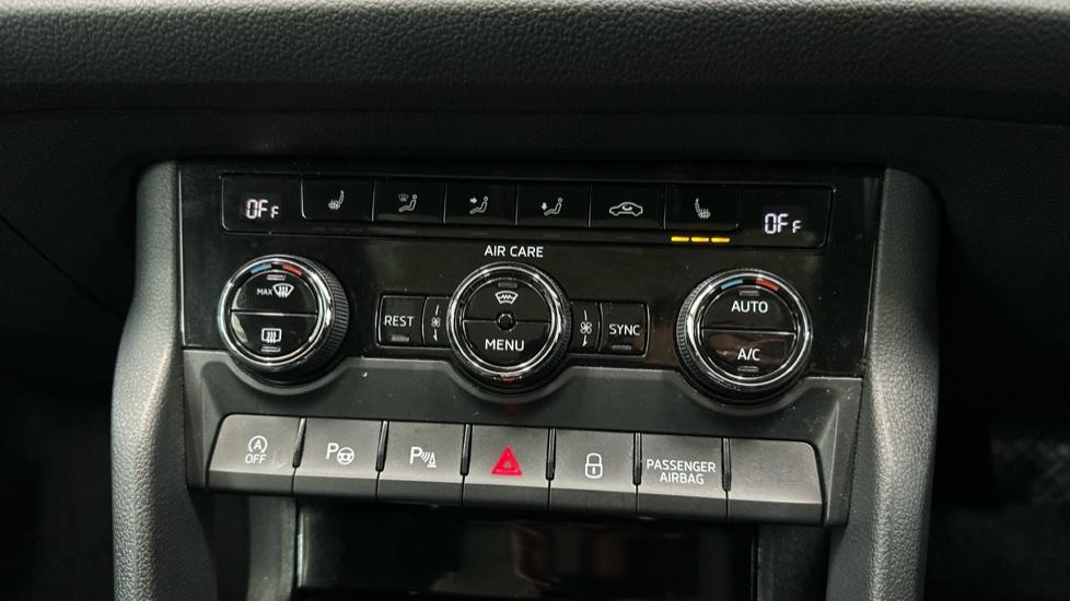 Air Conditioning /Dual Climate Control/Heated Seats 